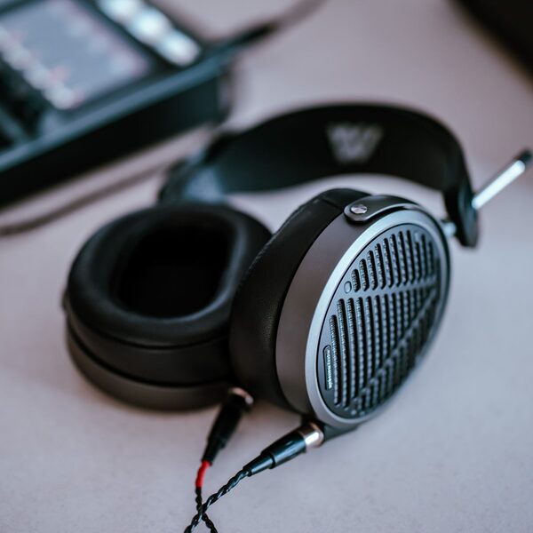 Koptelefoon of speakers: wat past bij jou?